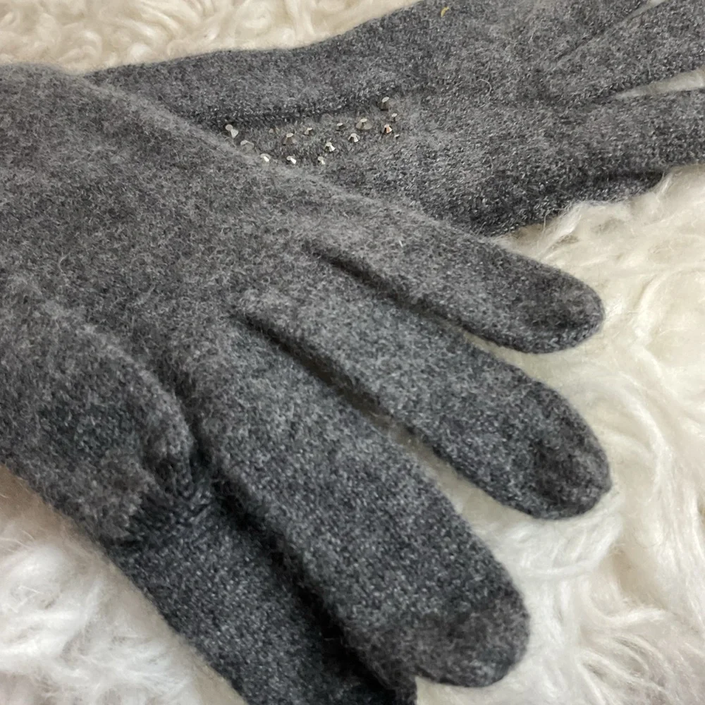 Cashmere Cashmere Gray studded text tip gloves